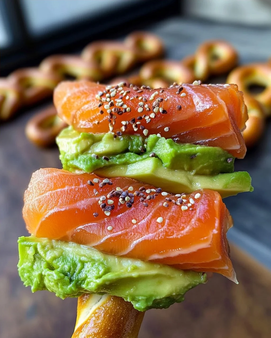 Lachs Avocado Laugenstange mit Topping