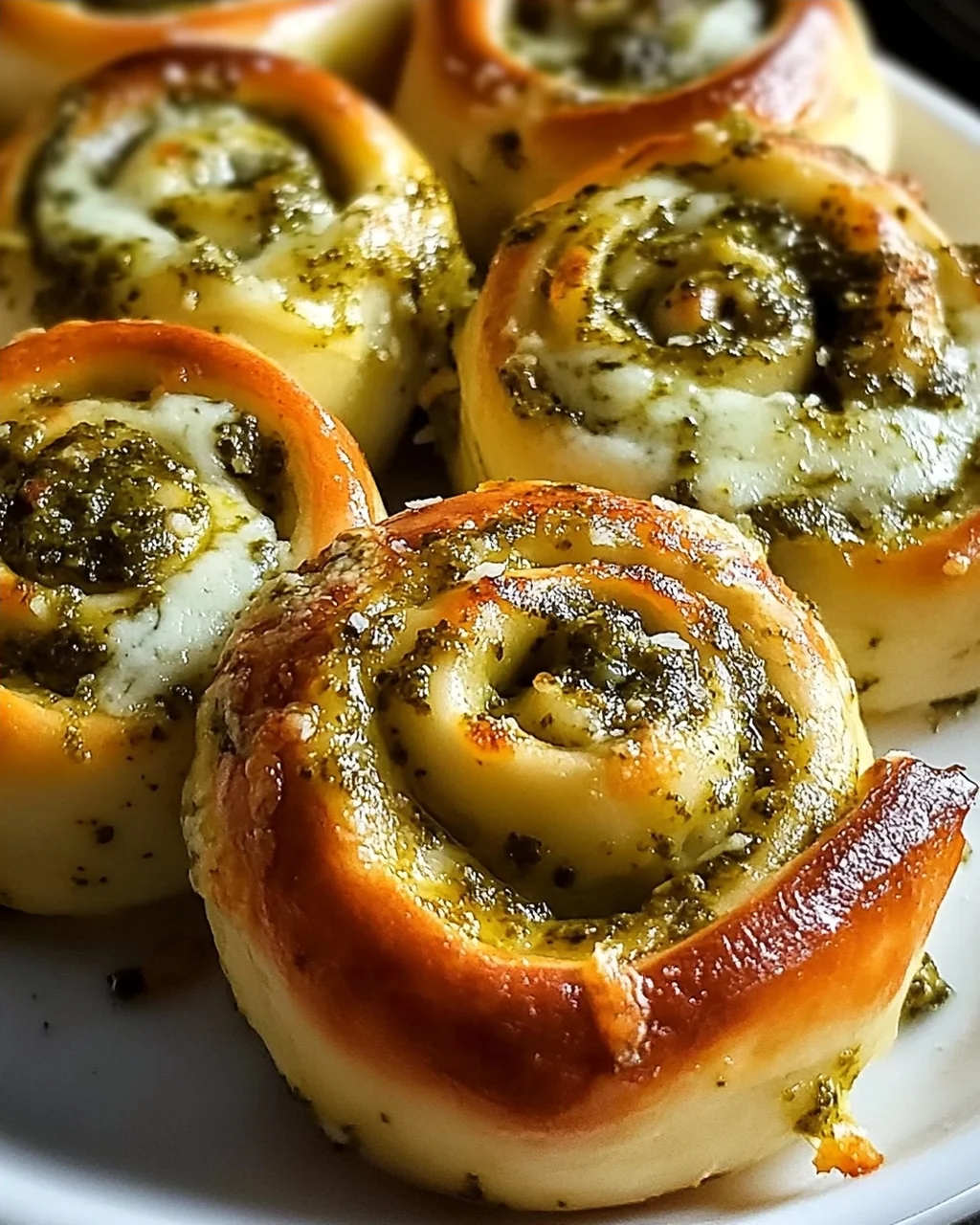 Pizzaschnecken: Pesto, Mozzarella – einfach unwiderstehlich!