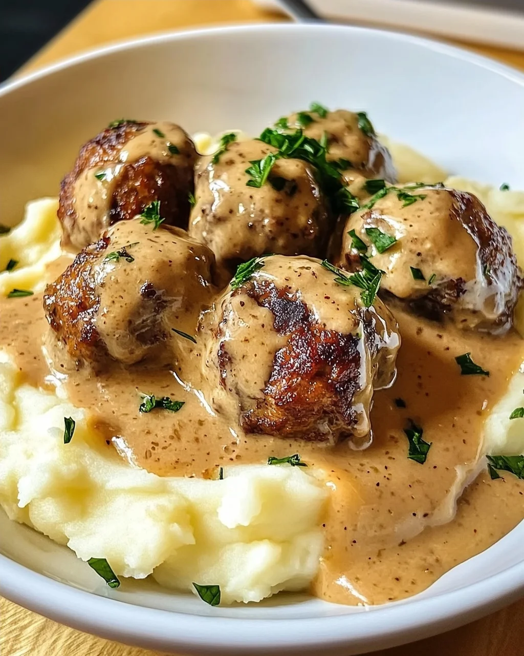 Saftige Hackbällchen in Rahmsauce & cremigem Kartoffelpüree