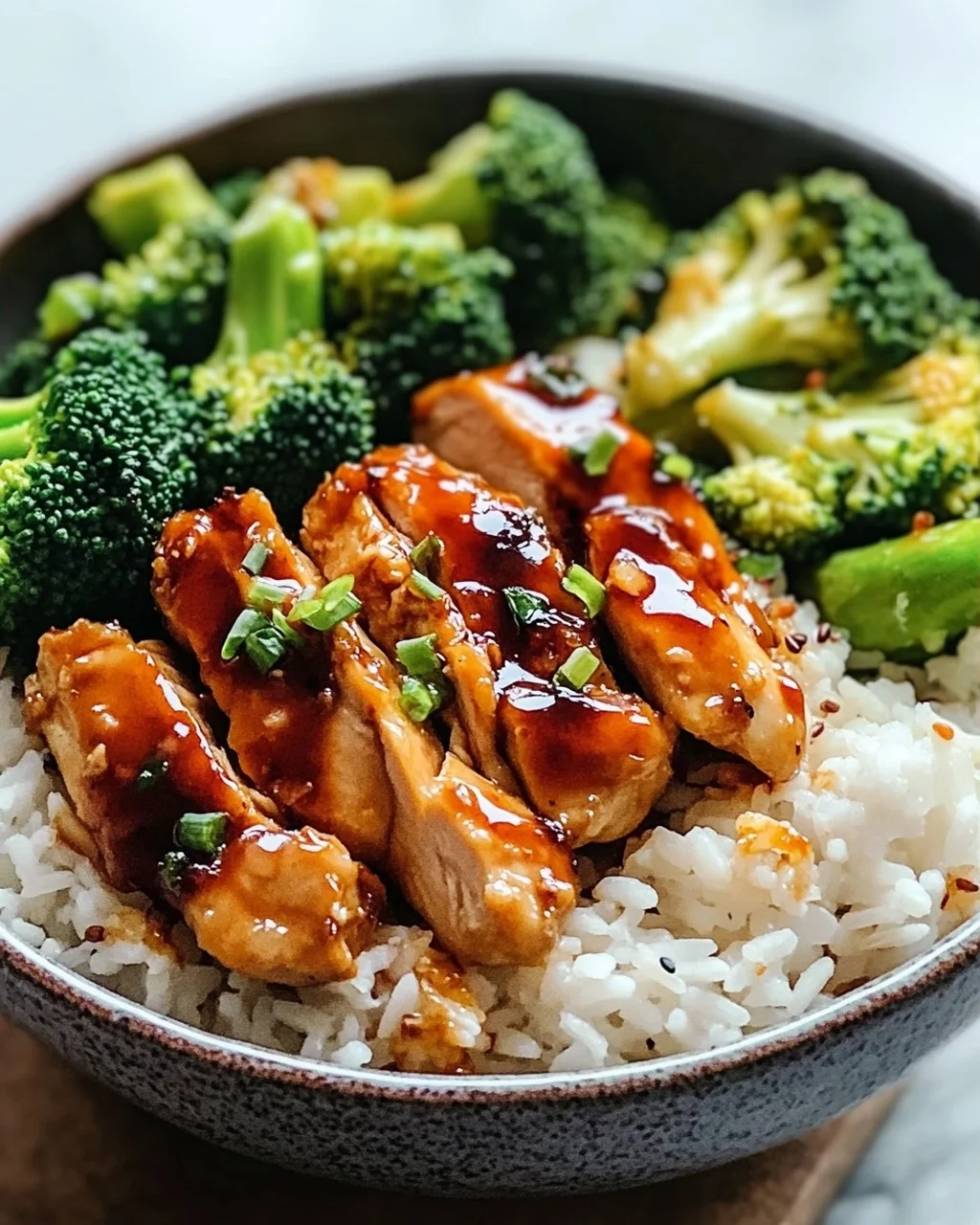 Sticky Chicken Bowls: Saftig, süß-würzig & einfach perfekt.